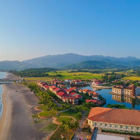 Hotel Las Casas Filipinas De Acuzar à Bagac Extérieur photo