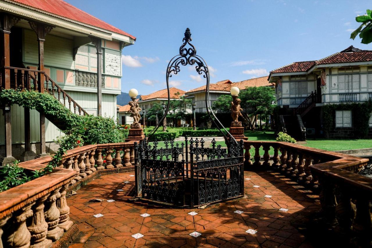 Hotel Las Casas Filipinas De Acuzar à Bagac Extérieur photo