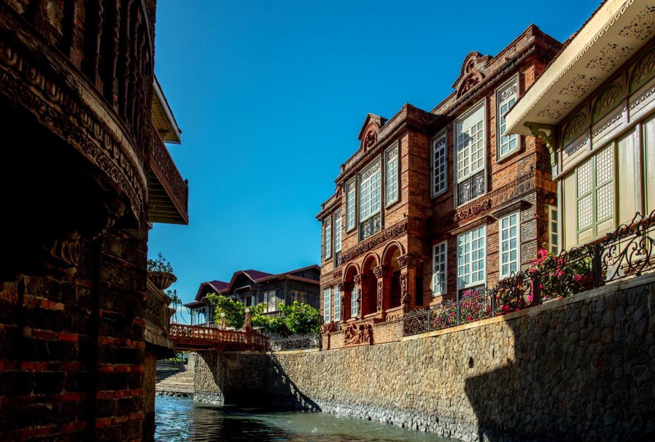 Hotel Las Casas Filipinas De Acuzar à Bagac Extérieur photo