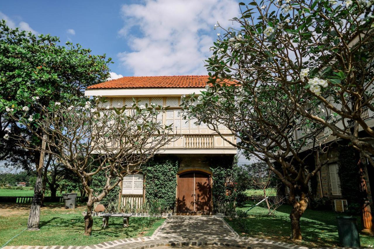 Hotel Las Casas Filipinas De Acuzar à Bagac Extérieur photo