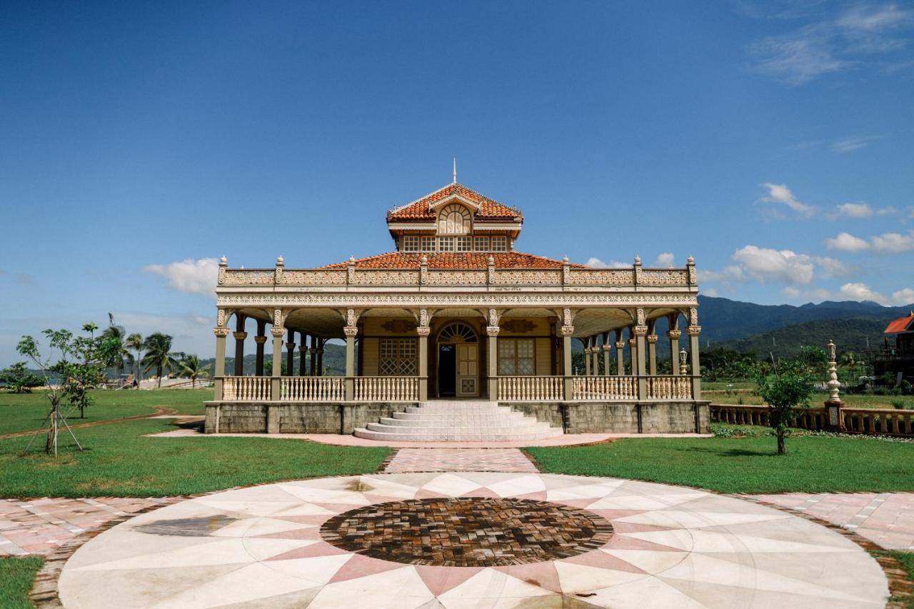 Hotel Las Casas Filipinas De Acuzar à Bagac Extérieur photo