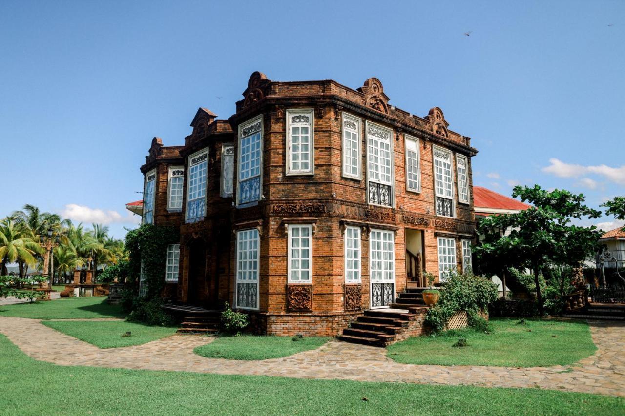 Hotel Las Casas Filipinas De Acuzar à Bagac Extérieur photo