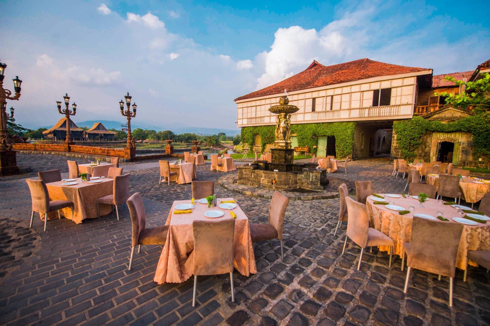 Hotel Las Casas Filipinas De Acuzar à Bagac Extérieur photo