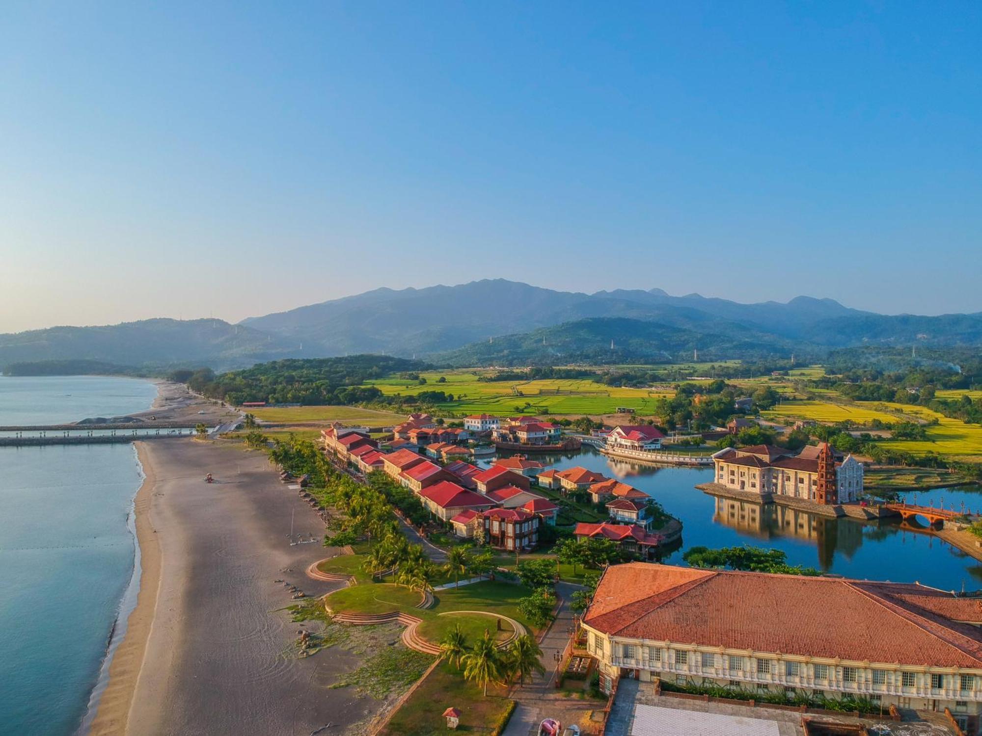 Hotel Las Casas Filipinas De Acuzar à Bagac Extérieur photo