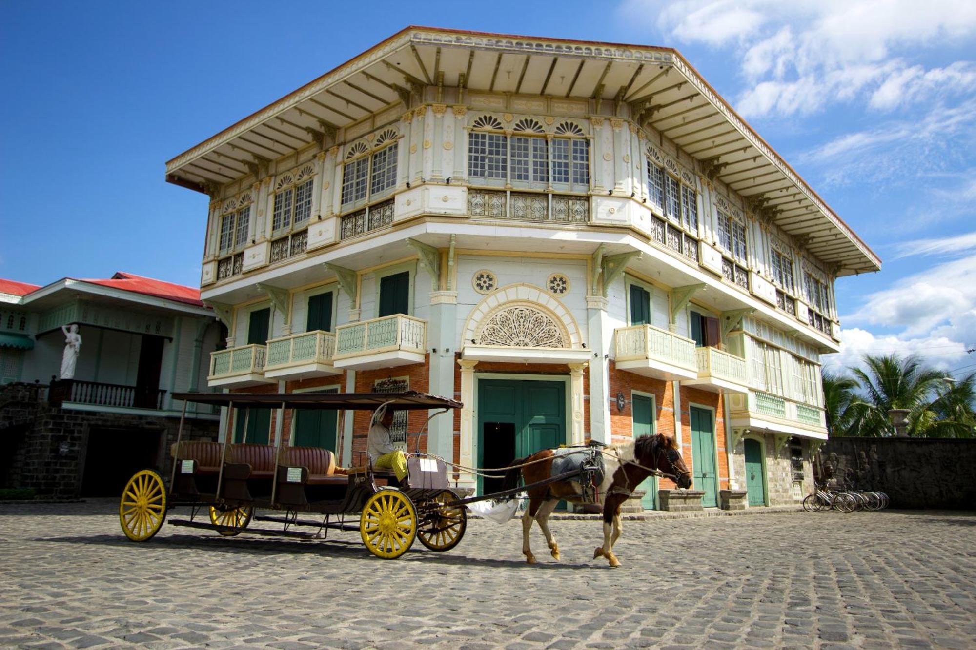 Hotel Las Casas Filipinas De Acuzar à Bagac Extérieur photo