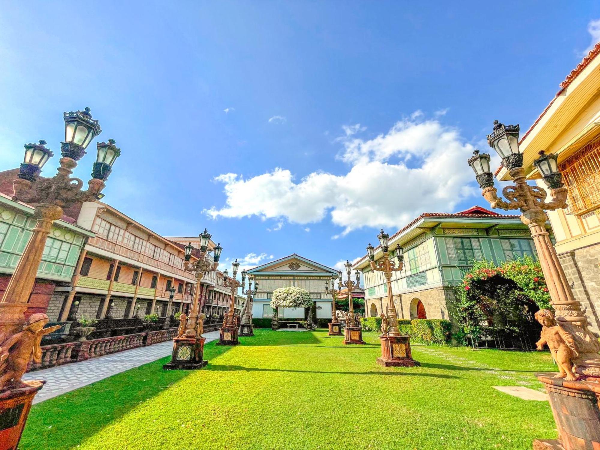 Hotel Las Casas Filipinas De Acuzar à Bagac Extérieur photo