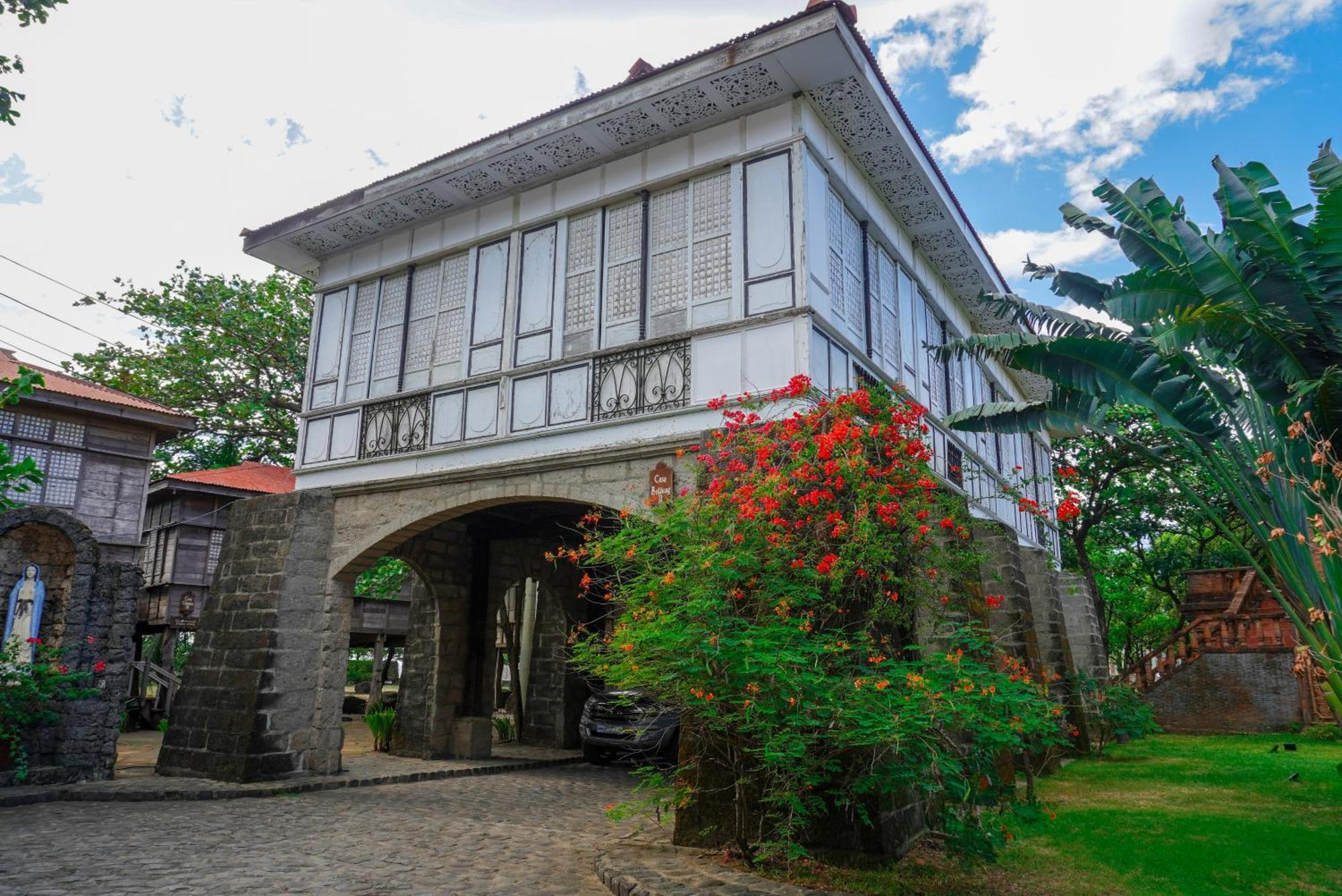 Hotel Las Casas Filipinas De Acuzar à Bagac Extérieur photo