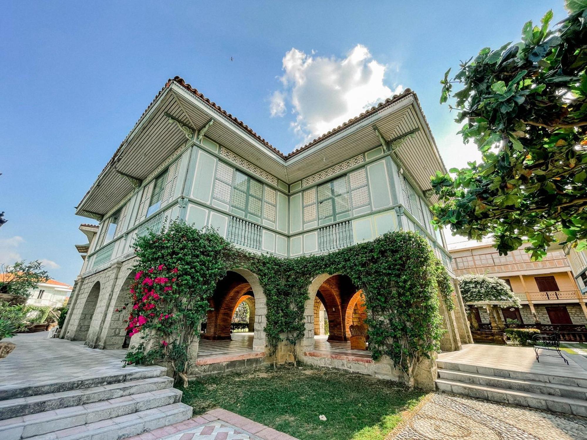 Hotel Las Casas Filipinas De Acuzar à Bagac Extérieur photo