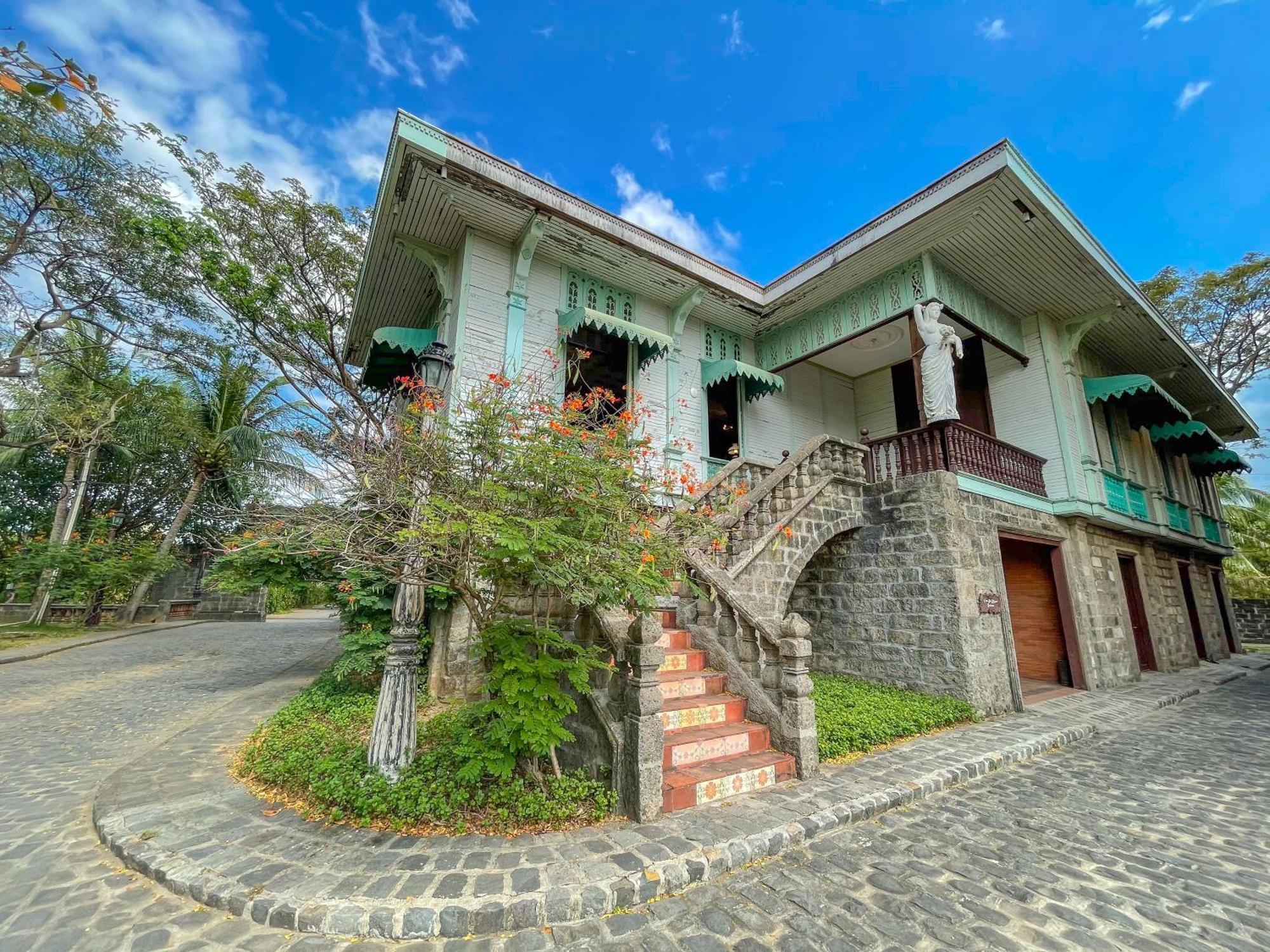 Hotel Las Casas Filipinas De Acuzar à Bagac Extérieur photo