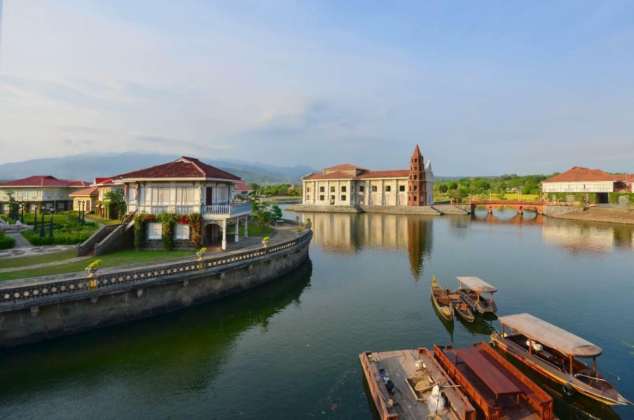 Hotel Las Casas Filipinas De Acuzar à Bagac Extérieur photo